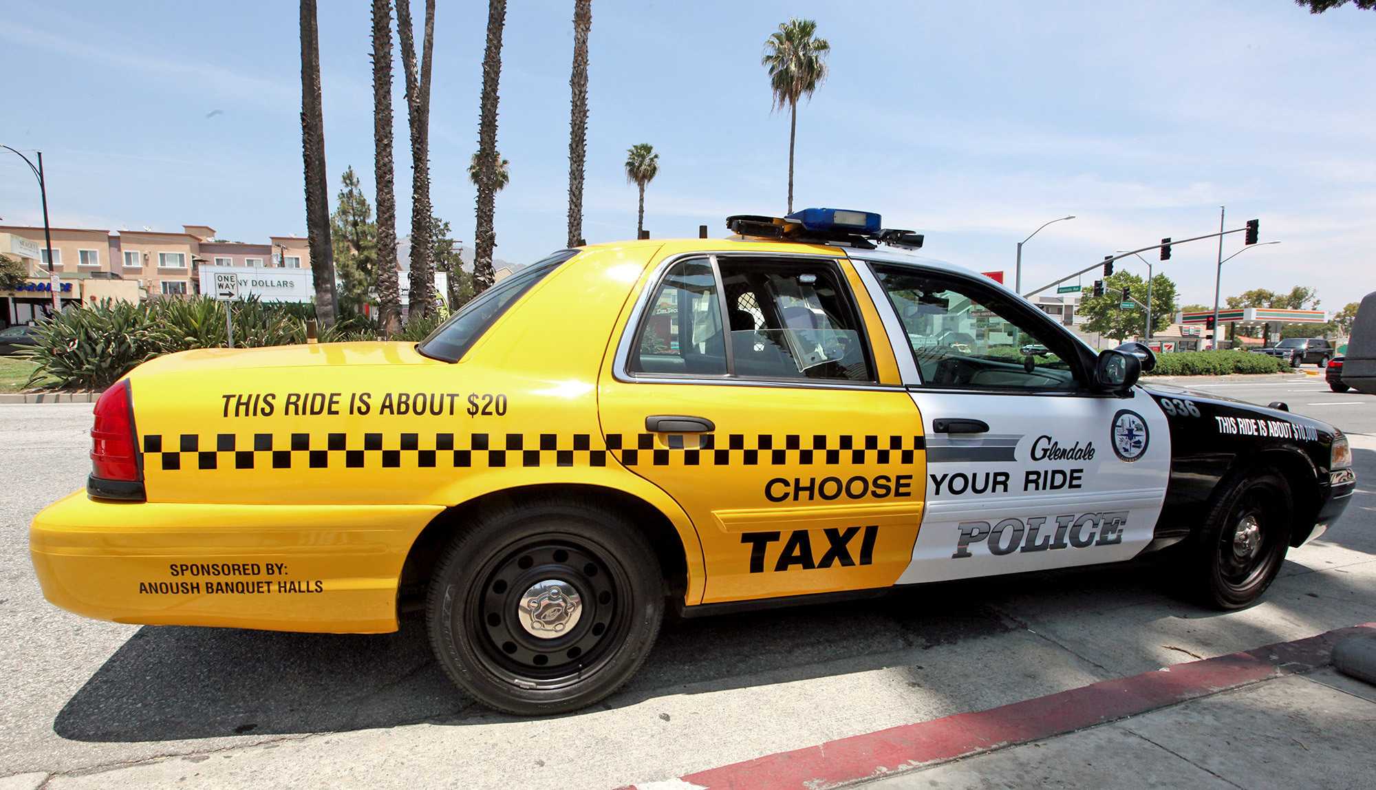Полицейская машина и такси машина