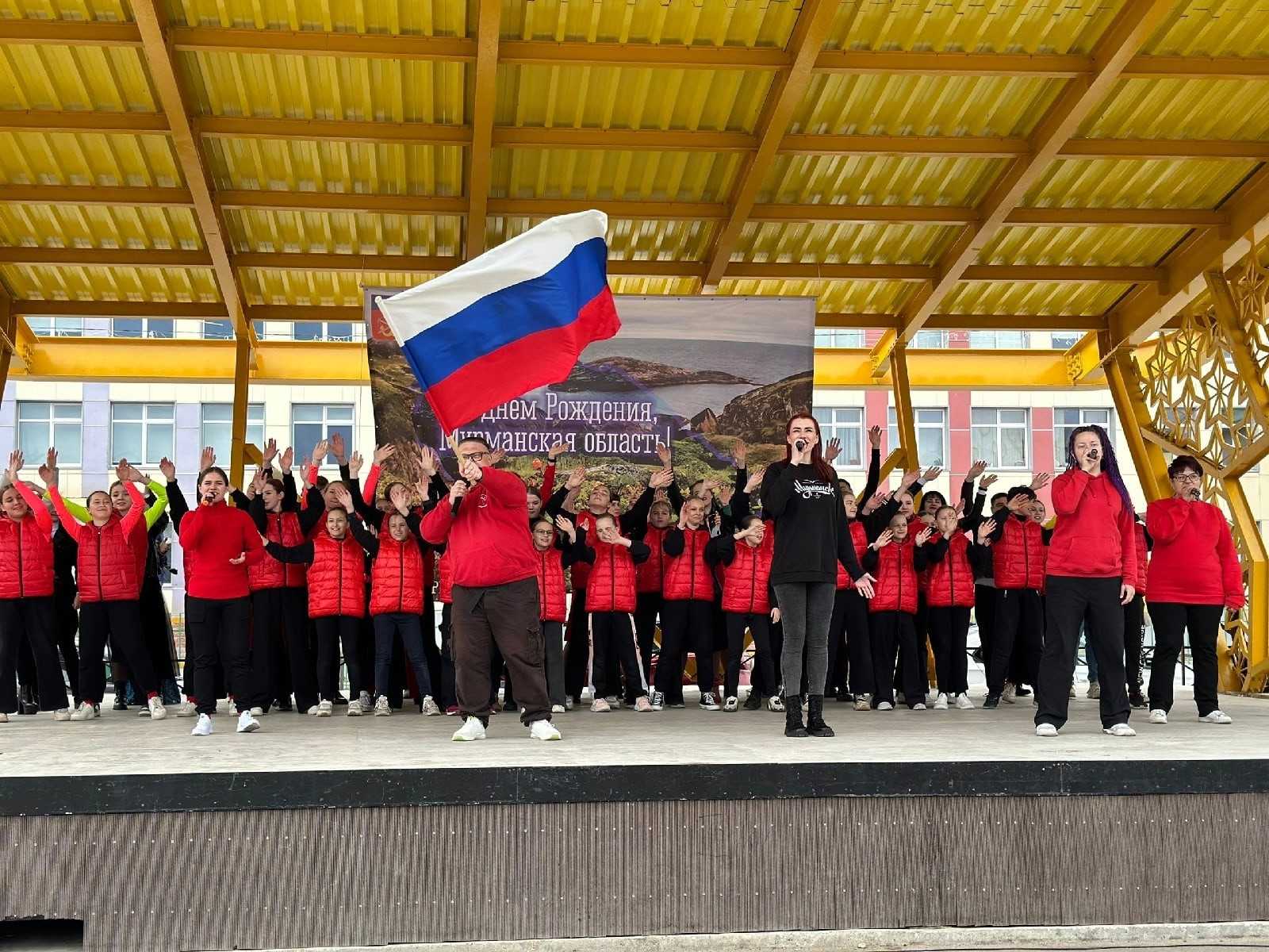 Такси гаджиево. Гаджиево. Парта героя в Гаджиево Мурманской области. Мурманская область 85. Гаджиево Мурманская область.