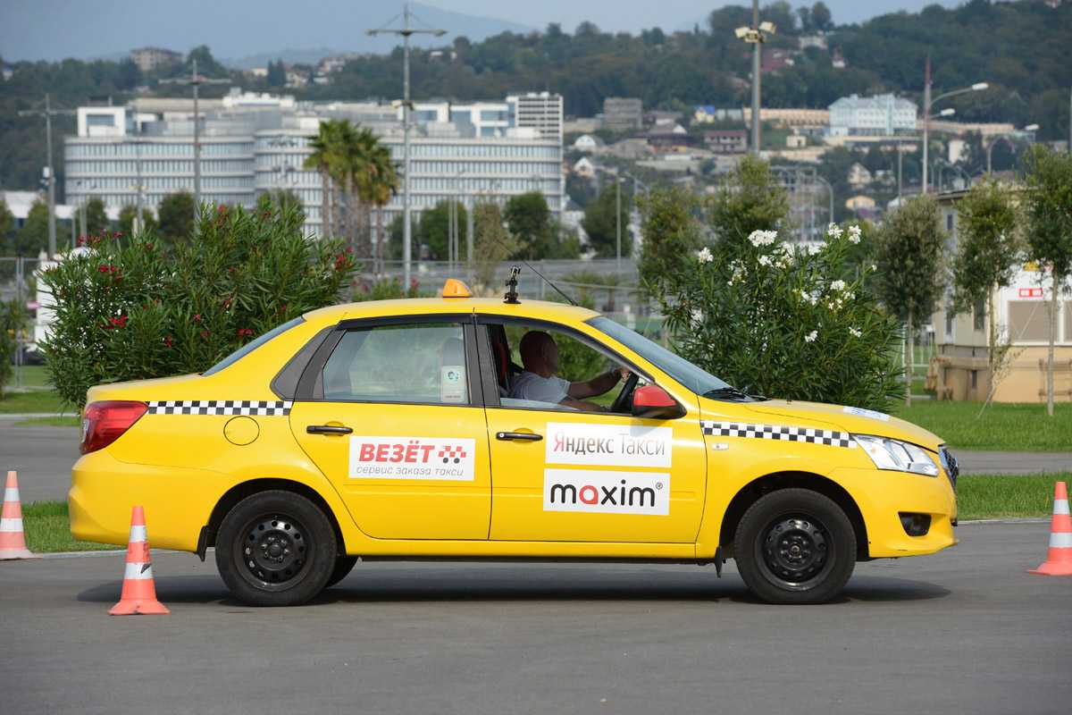 Сколько такси в сочи. Аэропорт Сочи такси. Такси Адлер. Таксист Сочи. Такси Сочи такси.