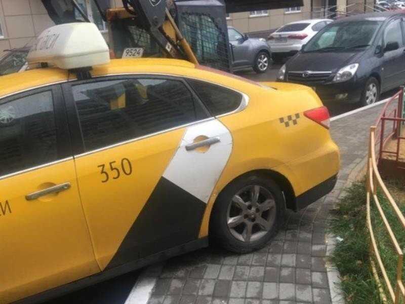 Водитель такси воронеж. Парковка на тротуаре такси. Пешее такси.