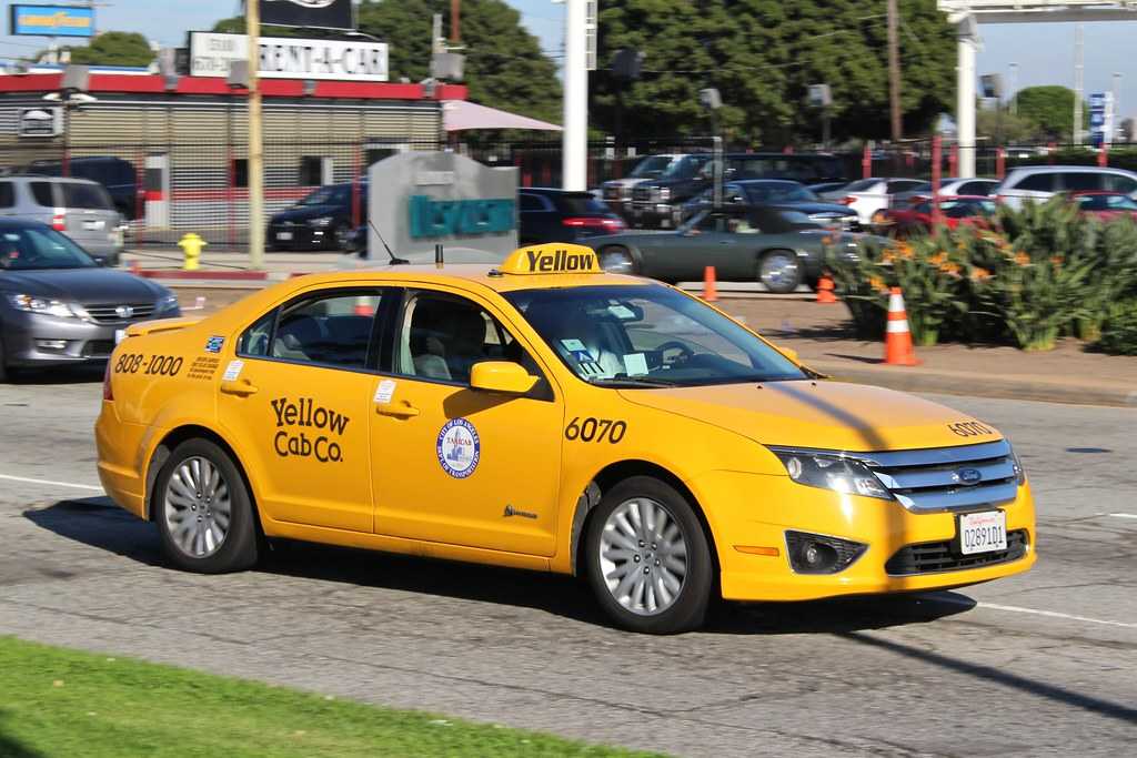 Вызов такси в москве. Ford Fusion Taxi. Еллоу КЭБ. Еллоу КЭБ такси. Ford Mondeo Taxi.